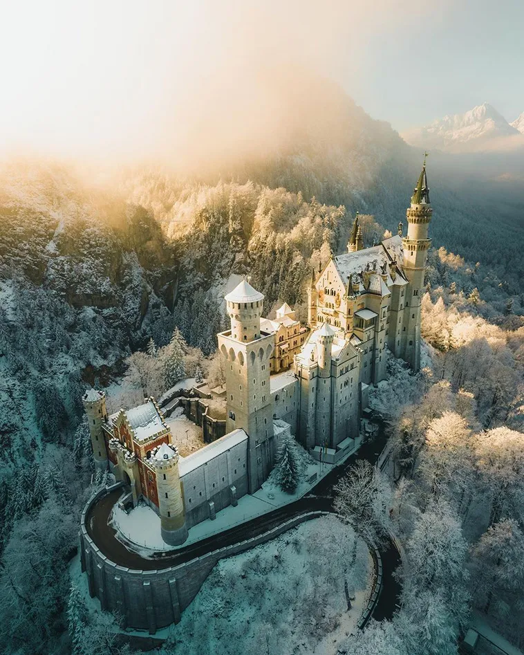 Unveil 22 fairytale-like castles worldwide, from Lichtenstein to Peles. Explore enchanting architecture, rich history, and captivating legends. Join our virtual journey now! #HistoricFortresses #ArchitecturalWonders #CastleTourism